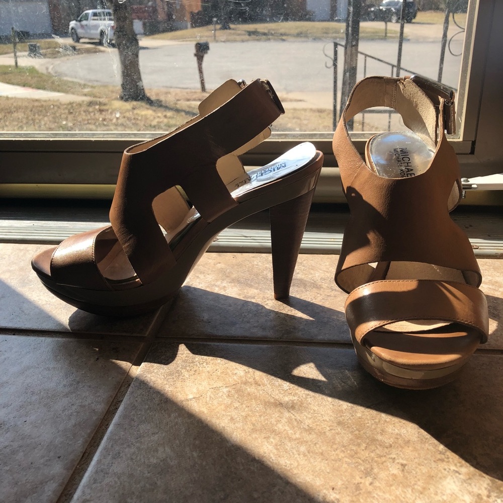 MK tan leather heels